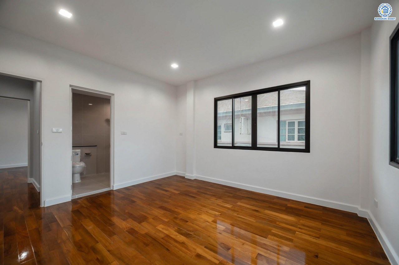 บ้านมือสองตกแต่งใหม่ โครงการ ลดาวัลย์ ปิ่นเกล้า-เพชรเกษม หลังมุม เนื้อที่ 102 ตร.ว. บนพื้นที่ใช้สอย 243.08 ตร.ม. ฟังก์ชัน 4 ห้องนอน 4 ห้องน้ำ 1 ห้องแม่บ้าน จอดรถได้ 2 คัน สภาพแวดล้อมดี ทำเลติดถนนกาญจนาภิเษก เดินทางเข้าสู่เมืองได้สะดวกเชื่อมต่อ ถนนเพชรเกษม ถนนราชพฤกษ์ ถนนกัลปพฤกษ์ ใกล้เดอะมอลล์บางแค ใกล้รถไฟฟ้าสายสีน้ำเงิน "สถานีหลักสอง" และ จุดขึ้นทางด่วน "ศรีรัช"